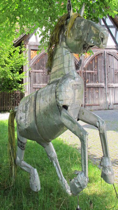 Pferdeskulptur aus Metall in Ittingen