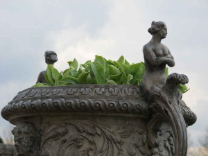 Pflanzentöpfe mit Figuren im Garten von Hampton Court Palace