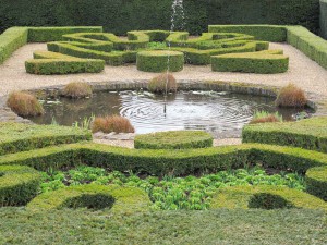 Geometrische Muster aus Buchs im Garten von Hampton Court Palace