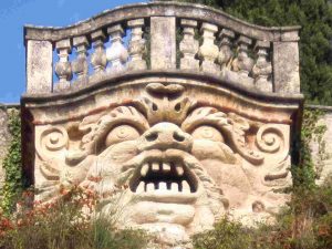 Steinerne Fratze im Garten des Palazzo Giusti