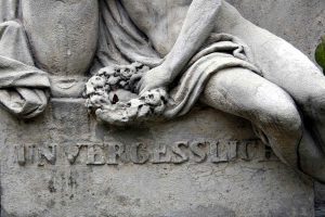 Inschrift an einer Steinskulptur auf dem Wiener Friedhof