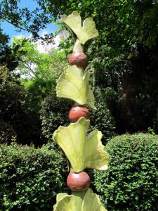 Kunstwerk im Mill Cove Garden in Cork in Irland