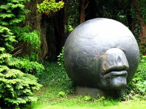 Kunstwerk im Mill Cove Garden in Cork in Irland