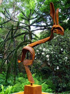 Kunstwerk im Mill Cove Garden in Cork in Irland