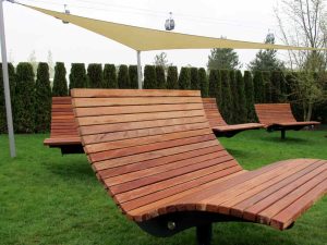 Gartenbank aus Holz ergonomische Form