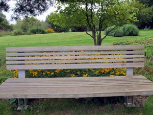 Gartenbank aus Holz und Metall in Park